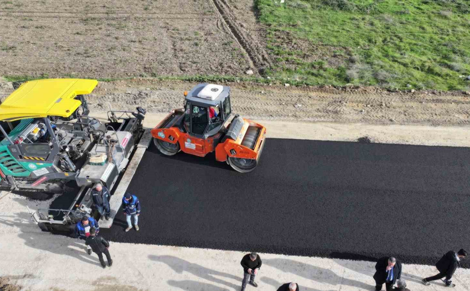 Manisa’da yeni asfalt tesisinin ilk üretimi Hacıbektaşlı’da yollara serildi