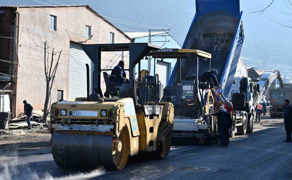 Salihli’de üretilen asfalt ilk kez asfalt seriminde kullanıldı