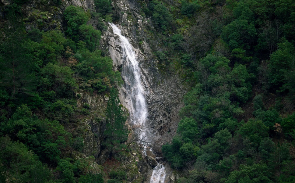 Spil Dağı'nda kuruyan şelale yeniden hayat buldu