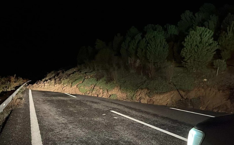 Turgutlu'da toprak kayması nedeniyle yol kapandı: Ulaşım durdu