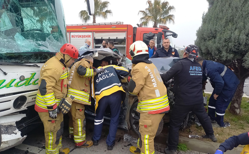 Muradiye Kavşağı’nda feci kaza: 3 araç çarpıştı, 6 yaralı