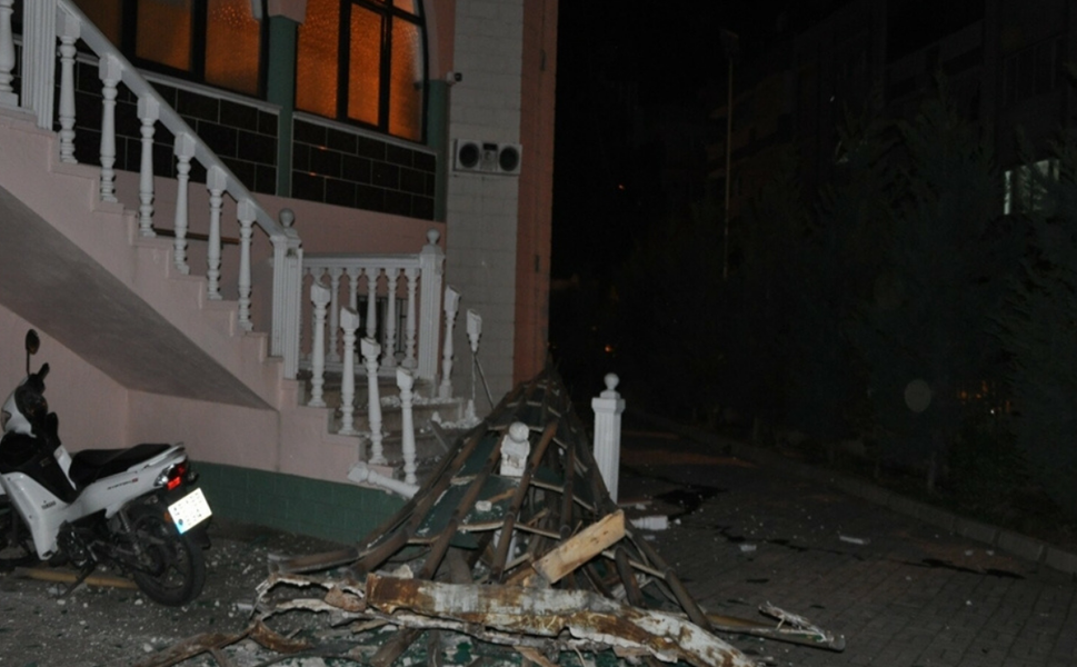 Salihli’de fırtına yıktı geçti: 100’den fazla ağaç devrildi, cami minaresinin külahı uçtu