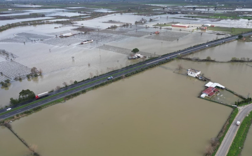 Manisa’da Gediz Nehri taştı: Tarım arazileri sular altında