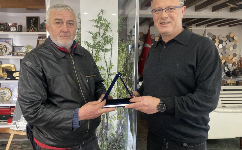 Temizlik işçisi bulduğu para ve ziynet eşyasını sahibine teslim etti