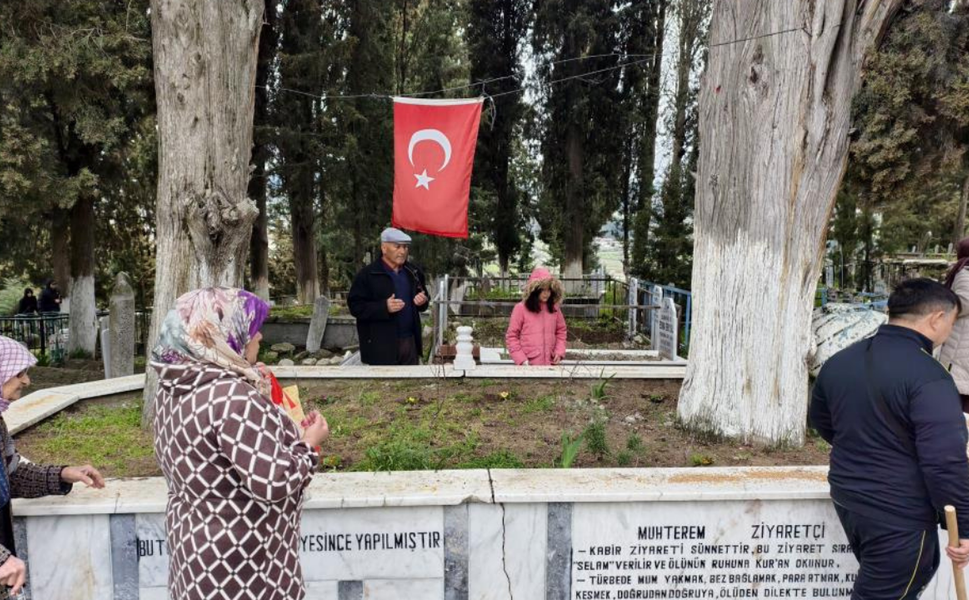 Arefe günü kabristanlarda yoğunluk: Gördes’te duygusal ziyaretler