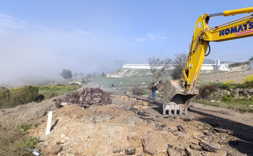 Selendi-Kula eski karayolunda çökme: Yol ulaşıma kapatıldı