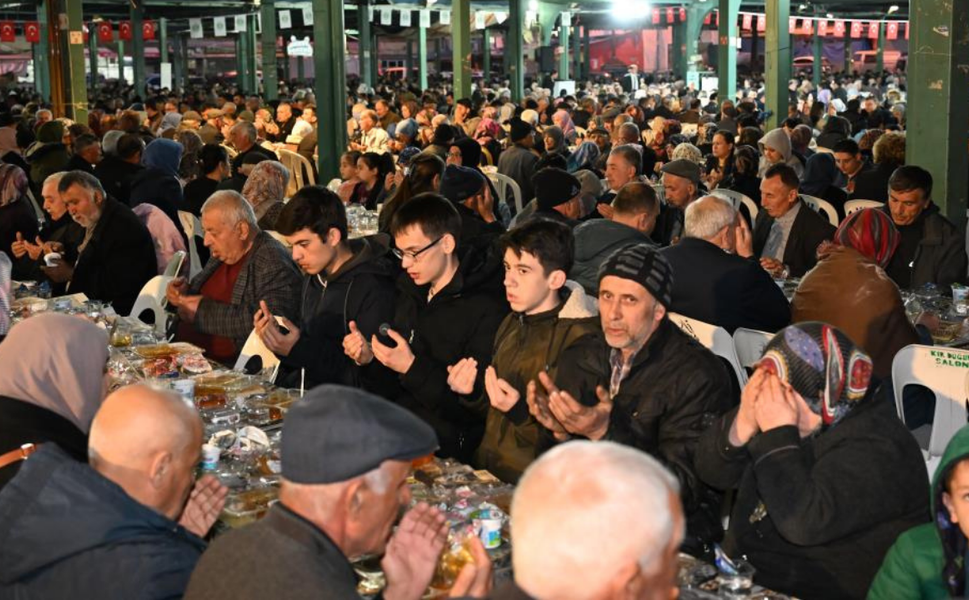 Demirci'de 5 bin kişilik iftar sofrası kuruldu