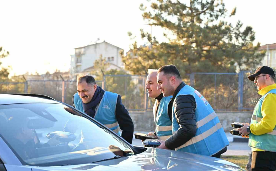 Demirci’de iftara 5 kala sürücülere iftariyelik dağıtıldı