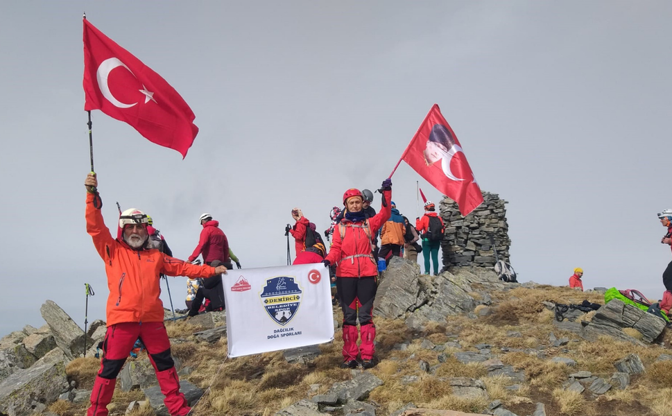 Demircili dağcılar Kaz Dağları zirvesinde Türk bayrağını dalgalandırdı
