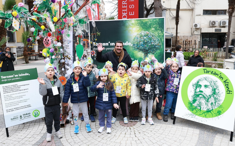 Miniklerden büyük farkındalık: Topladıkları atıklarla ağacı renklendirdiler