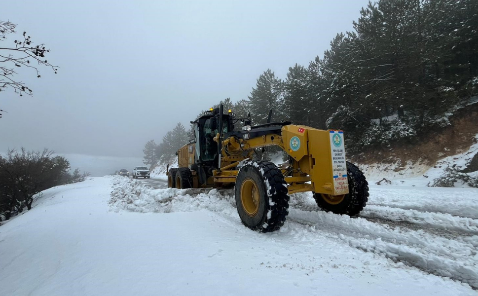 Spil Dağı Milli Parkı’nda kar mesaisi: Ekipler yolları açık tuttu