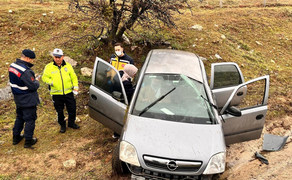 Manisa’da otomobil şarampole uçtu
