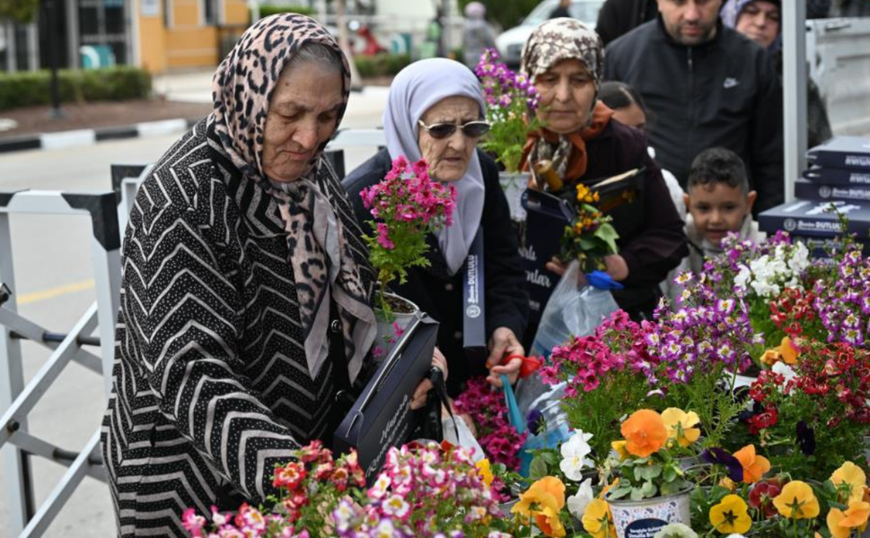 Manisa Büyükşehir'den bayram öncesi mezarlıklarda 20 bin çiçek ve Yasin-i Şerif dağıtıldı