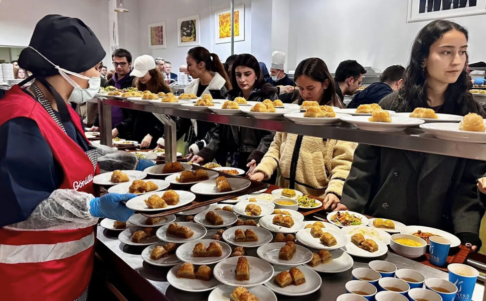 Manisa'da yüzlerce üniversite öğrencisi Kızılay ile iftar sofrasında buluştu