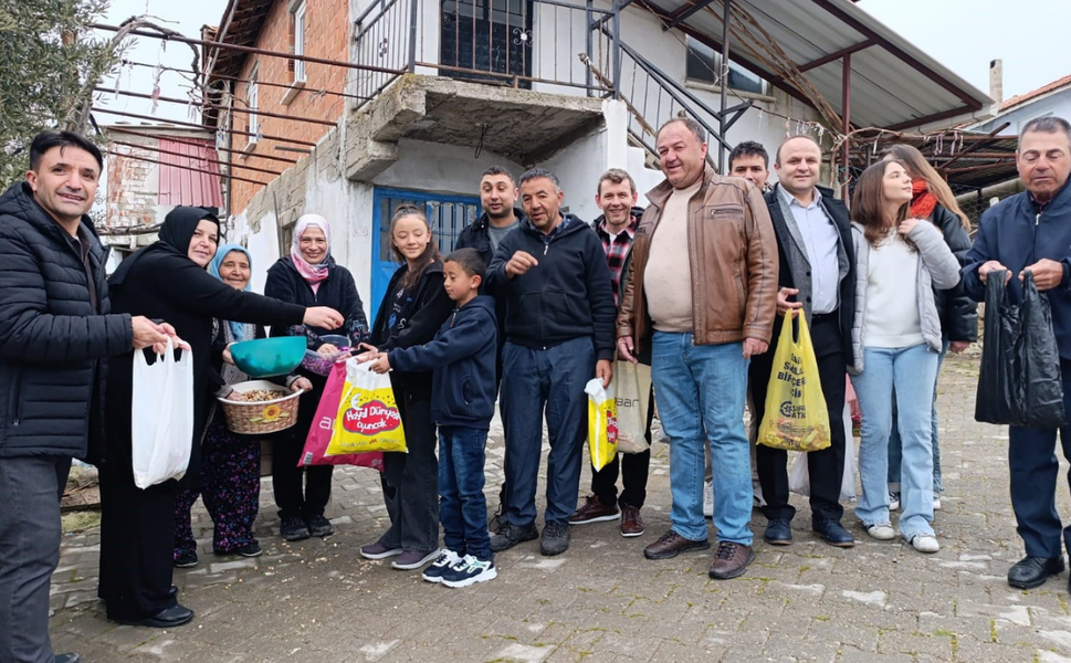 Manisa’daki bu köyde bayramda büyükler de şeker peşinde