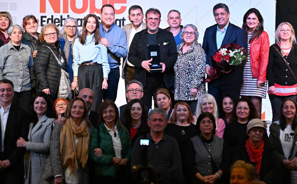 Nebil Özgentürk, Niobe Edebiyat/Sanat Söyleşileri’nde Manisalılarla buluştu