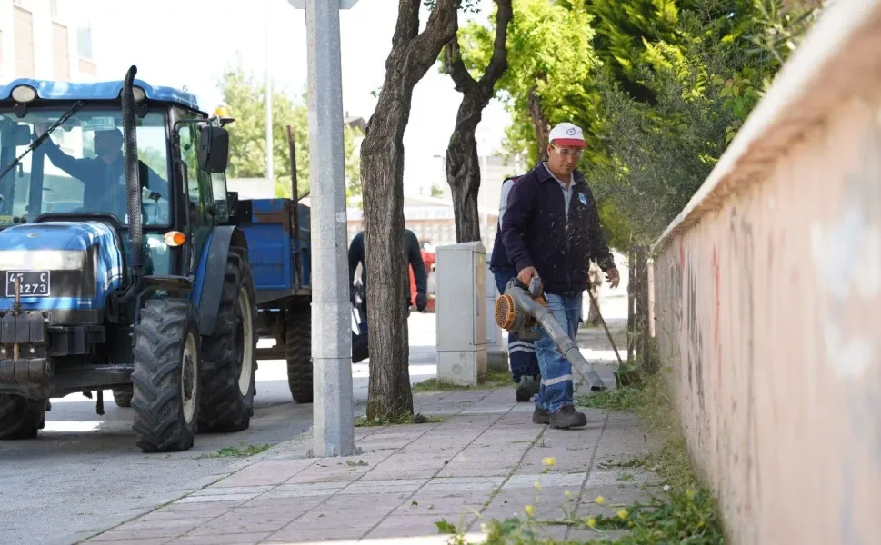 Yunusemre’de yaz mesaisi: Park ve bahçelerde yoğun bakım seferberliği