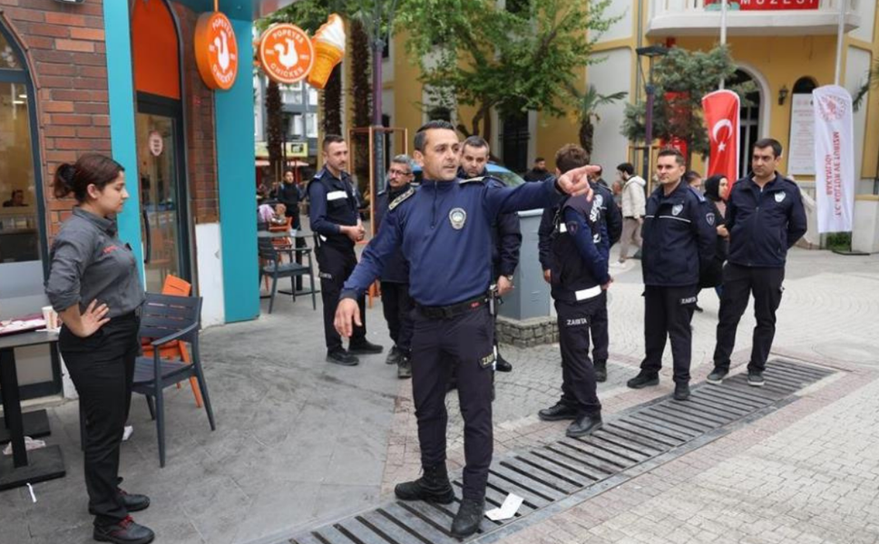 Şehzadeler’de kaldırım işgaline zabıta denetimi