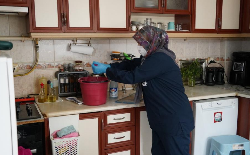 Başkan Balaban'ın talimatıyla yaşlı kadının evi temizlendi