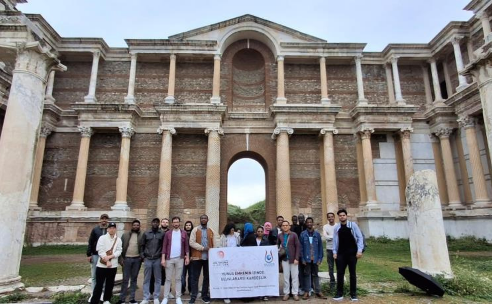 Yabancı öğrenciler Sardes Antik Kenti’nde tarihle buluştu