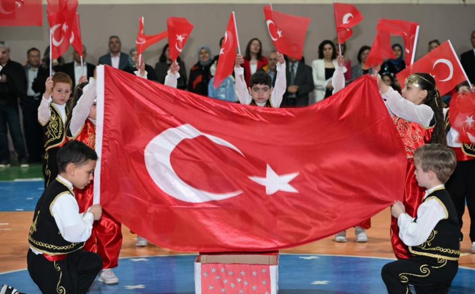 Manisa’da 23 Nisan kutlamaları ilçelerde renkli görüntülere sahne oldu