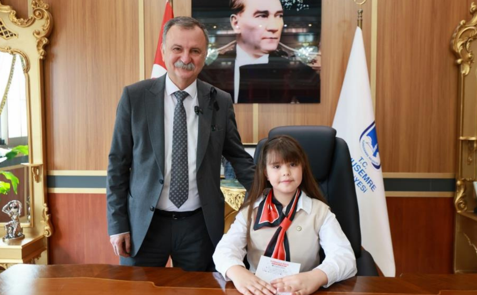 Yunusemre’de 23 Nisan geleneği: Başkan Semih Balaban koltuğunu çocuklara devretti