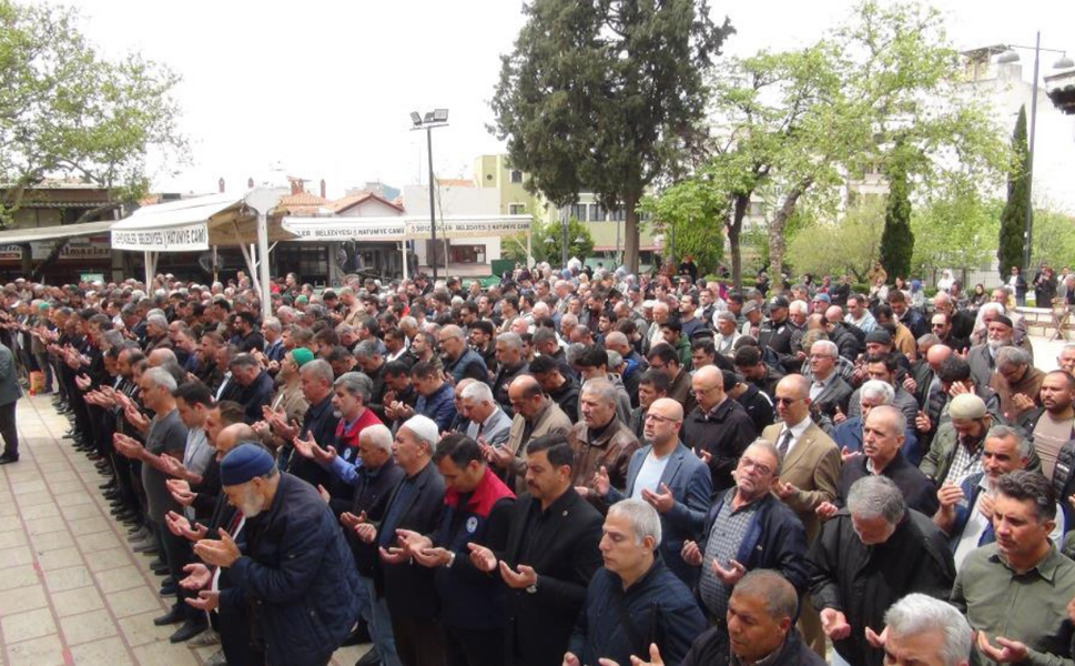 Manisalılar okul saldırısında hayatını kaybedenler için gıyabi cenaze namazında buluştu