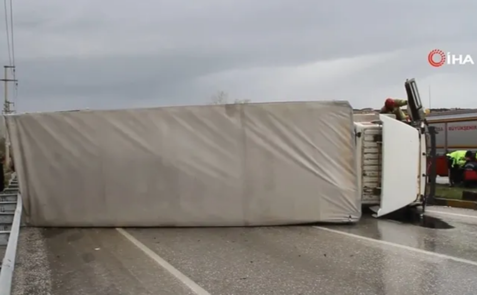Manisa'da korkunç kaza: Yağışlı hava kamyoneti devirdi