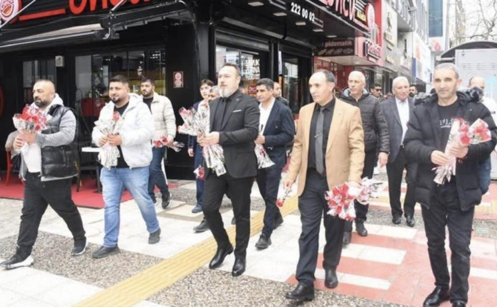 Manisa’da Ağrılılar Günü’nde 404 karanfil dağıtıldı