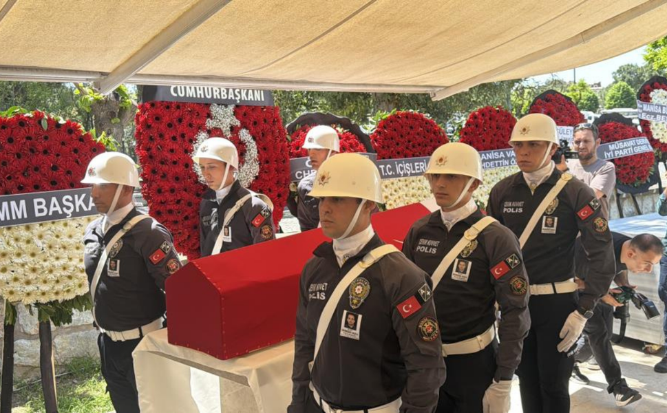 İzmir’deki kazada şehit olan polisin cenazesinde gözyaşları sel oldu