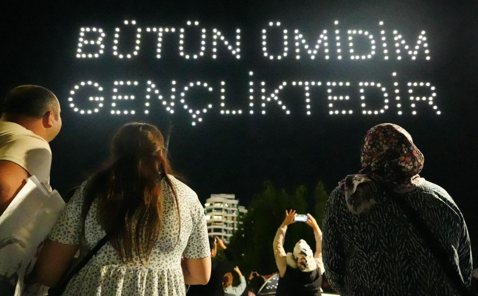 19 Mayıs çoşkusu gökyüzüne taşındı