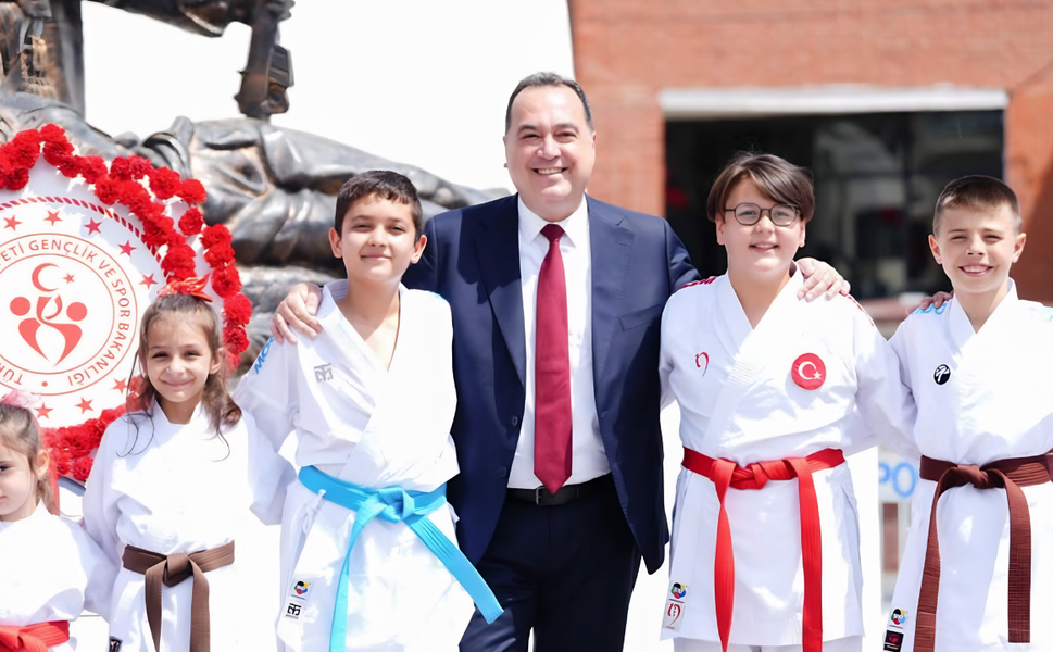 Manisa’da 19 Mayıs coşkusu Cumhuriyet Meydanı’nda