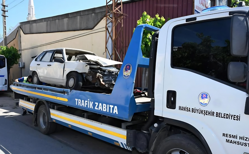 Manisa’da trafik güvenliği için sahipsiz hurda araçlar kaldırılıyor