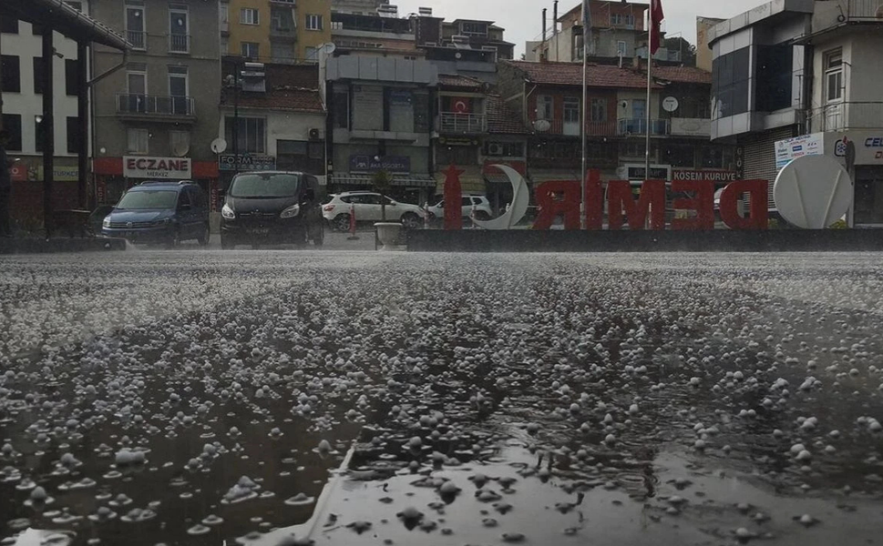 Manisa’da fırtına kabusu: Çatılar uçtu, tarım arazileri zarar gördü, 4 hükümlü yaralandı