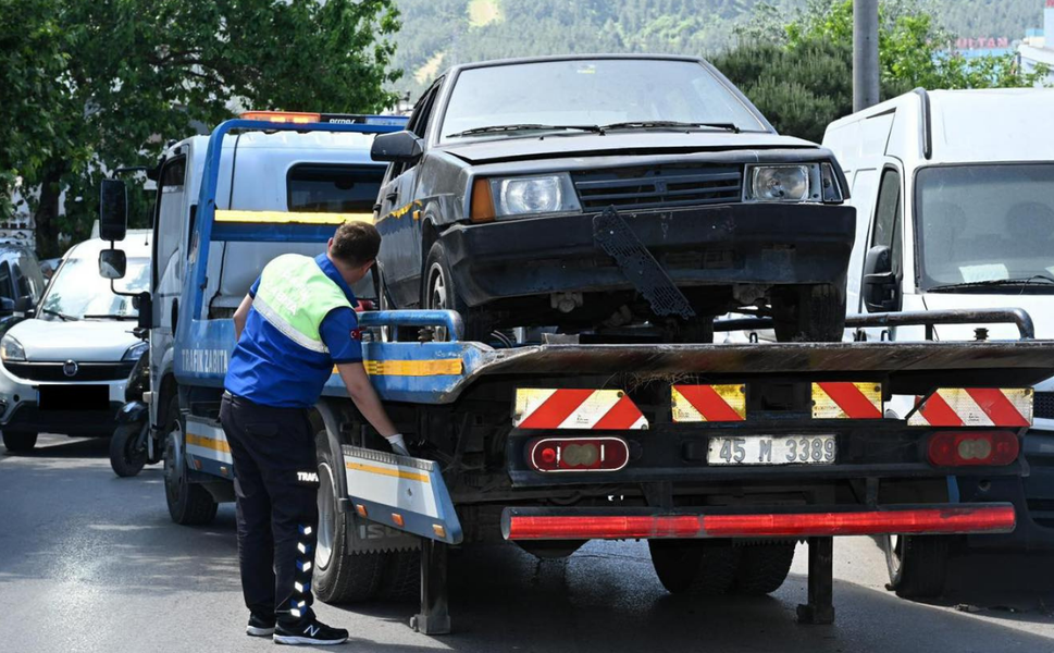 Manisa’da sokaklar atıl ve hurda araçlardan temizleniyor