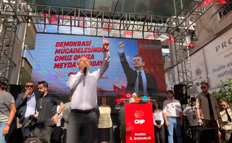 Özgür Özel memleketinden rest çekti: Bu mücadeleden ölmek var, dönmek yok!