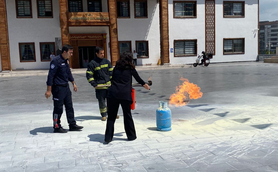 Yunusemre’de yangın tatbikatı: Personeller sahada eğitim aldı