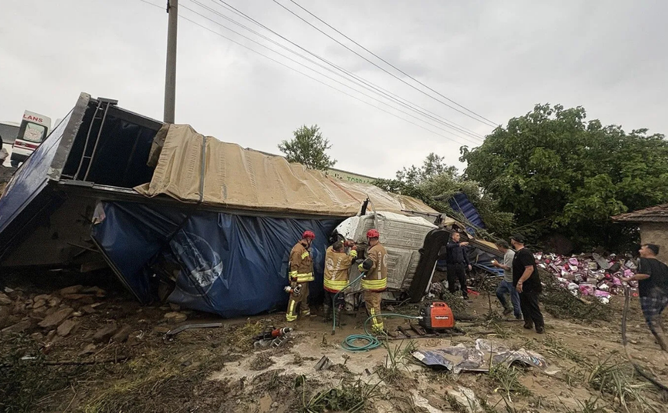 Kavacık Rampaları’nda can pazarı: Tır ve otomobil birbirine girdi, 2 ölü