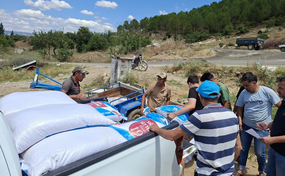 Büyükşehir’den yangından etkilenen Gördesli üreticiye yem desteği