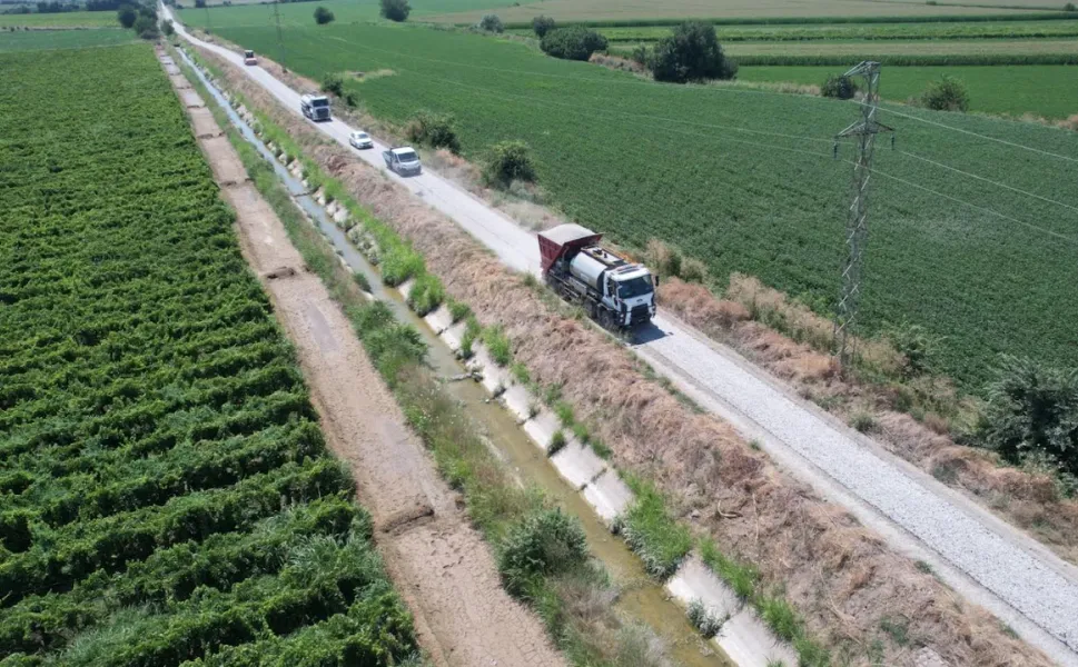 Manisa Büyükşehir'den 4,5 kilometrelik ova yoluna asfalt