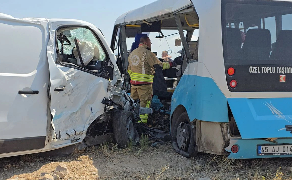 Manisa'da halk midibüsü ile panelvan çarpıştı: 1 kişi hayatını kaybetti, 10 yaralı