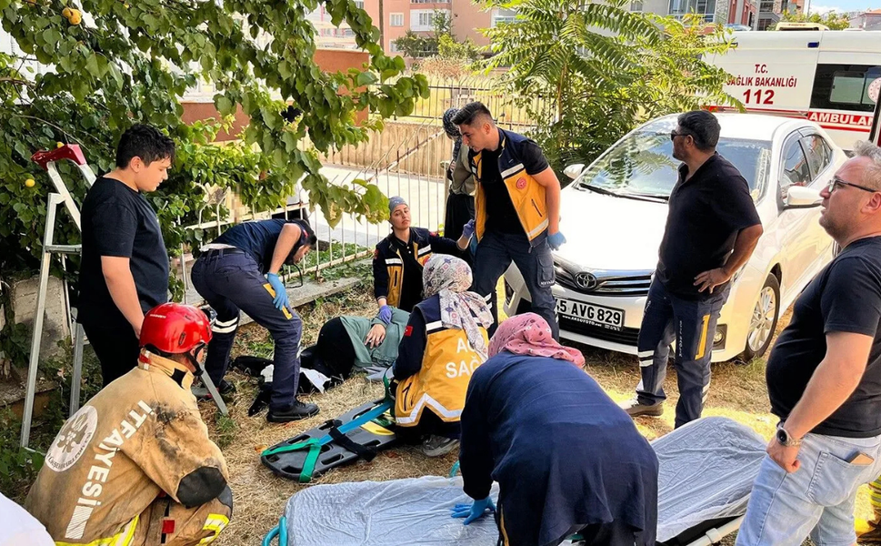 Manisa'da korkunç kaza! Kayısı toplarken demir korkuluğa saplandı