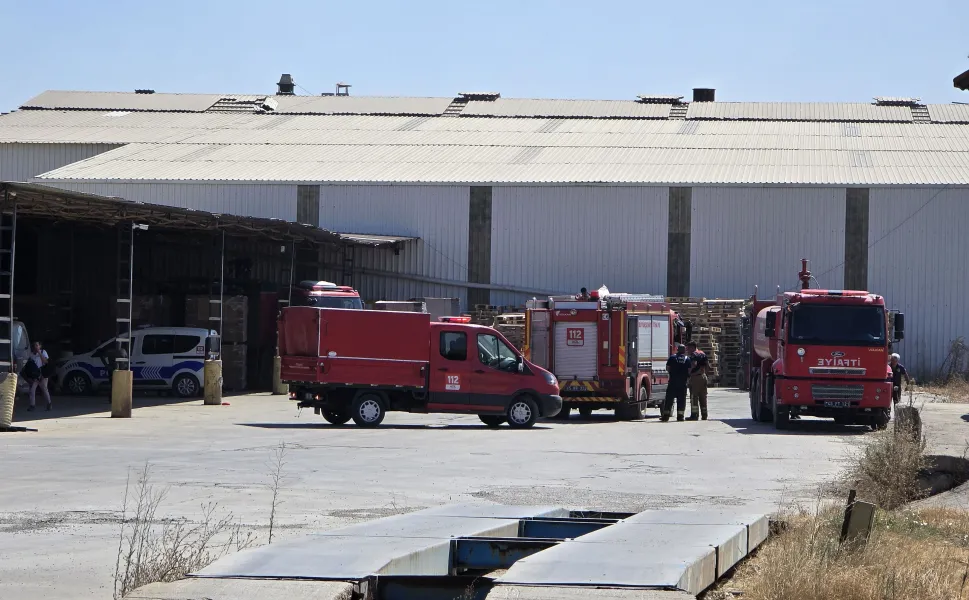 Turgutlu’da otluk yangını fabrikaya sıçradı: 2 kişi hastaneye kaldırıldı