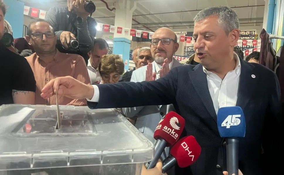 Özgür Özel Yunusemre’de ön seçim için oyunu kullandı
