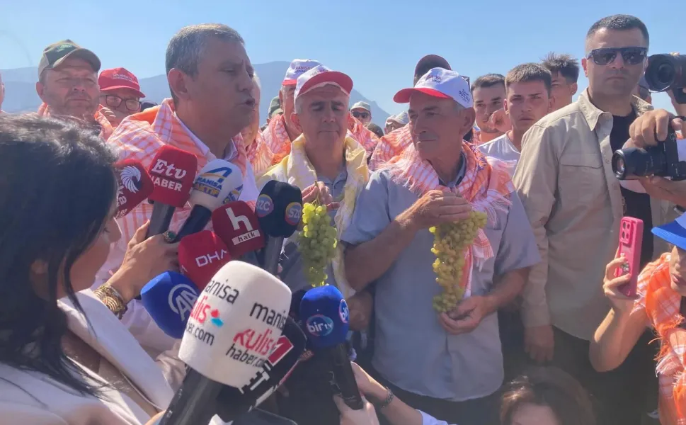 Özel’den Manisa’da çiftçiye destek sözü: YENİ Parti iktidar olacak, kendisi yapacak