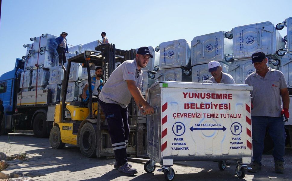 Yunusemre’de çöp konteynerleri baştan aşağı yenileniyor