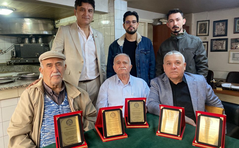 Manisa’da yarım asırlık emeğe vefa: 55 yıllık kahveciye anlamlı ödül
