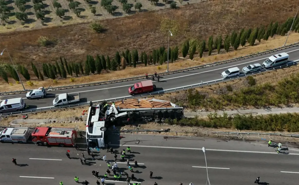 Manisa'da 11 kişinin hayatını kaybettiği kazada gözaltına alınan 3 şoför adliyeye sevk edildi