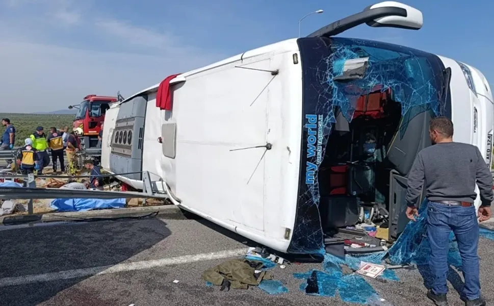 Akhisar’da tur otobüsü ile çekici çarpıştı: 11 ölü, çok sayıda yaralı var!