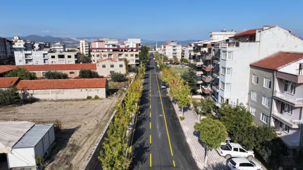 Başkan Dutlulu Kırkağaç’ta Sıcak Asfalt Çalışmalarını İnceledi (1)